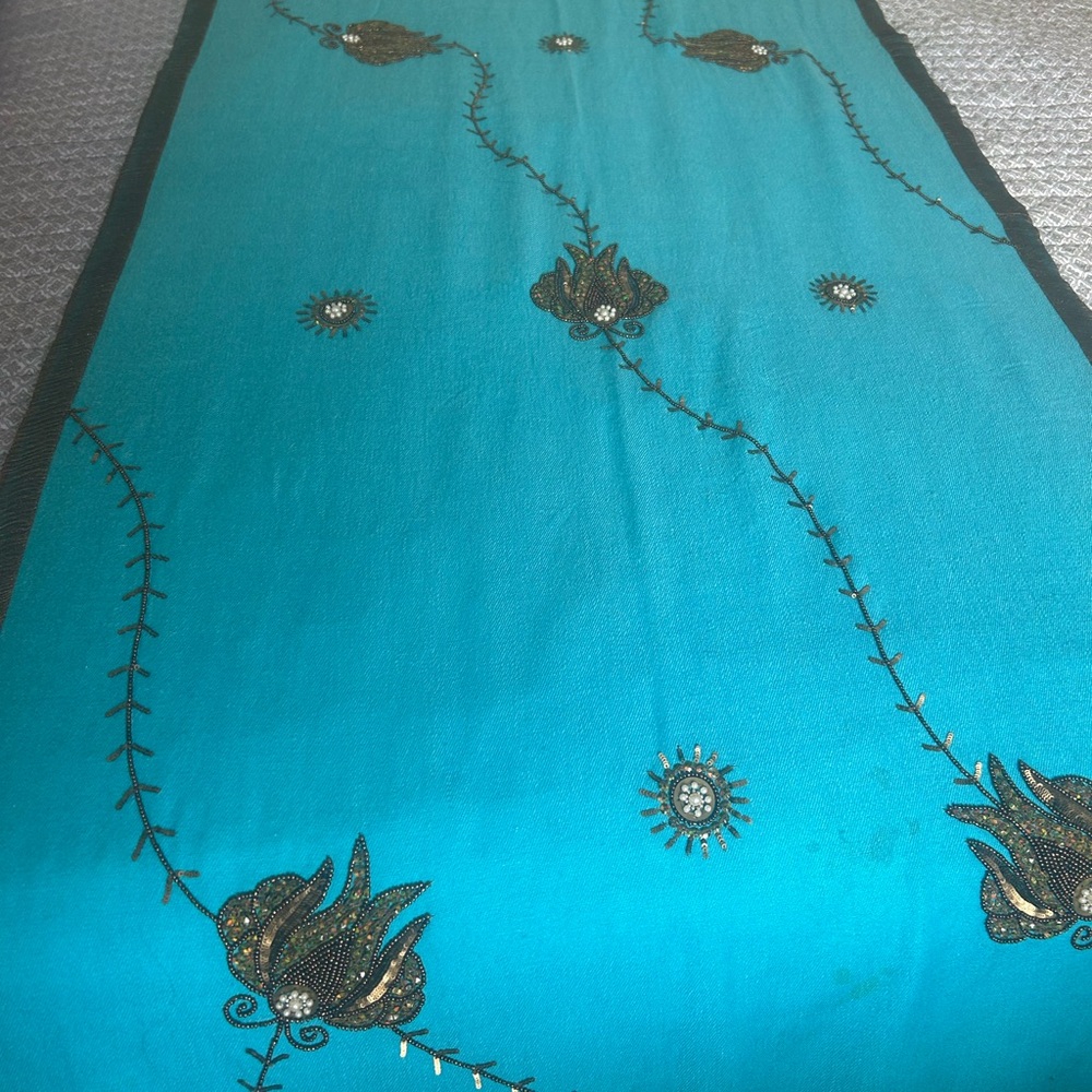 Elegant embroidered Kashmir shawl with Floral Design